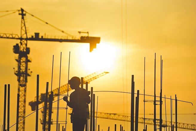 大陆华南一带近日高温连破纪录，图为江苏无锡经开区的一处住宅小区建设工地上，工人在烈阳下施工。（新华社）