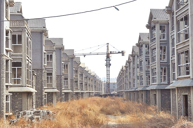 大陸多地「爛尾樓」爆發屋主集體拒還貸款，銀行重話警告，若不還款恐怕違約。圖為山西太原古寨村近百棟別墅建築因違規開發停工10多年，淪為荒草叢生爛尾樓。（中新社）