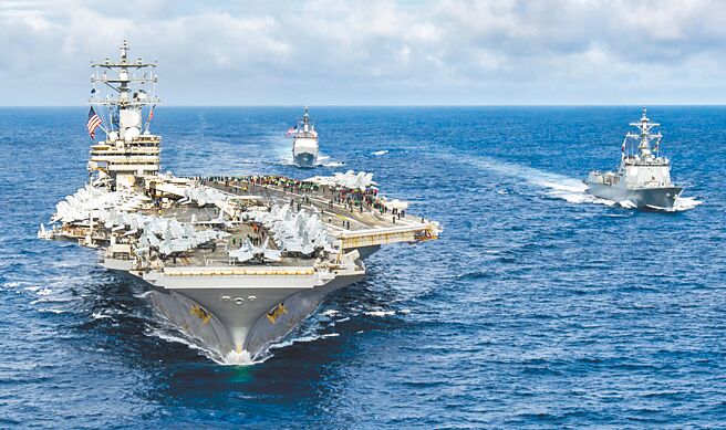圖為美國海軍航空母艦雷根號（CVN 76）連同第5航母打擊群和韓國（ROK）海軍艦艇，在今年航母打擊群演習期間編隊。（摘自美國海軍印太司令部官網）