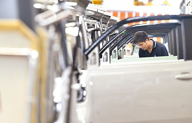 大陸發改委表示，大陸下半年經濟有望繼續保持回升趨勢。圖為廣西柳州汽車城一家汽車企業，工人在新能源汽車生產線上忙碌。（新華社）