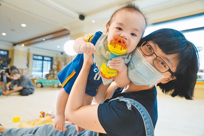 新北社会局每2年检讨并公告保母托婴收费，审酌近期物价指数波动及家庭可支配所得后，8月起将调整。（新北市社会局提供／陈慰慈新北传真）