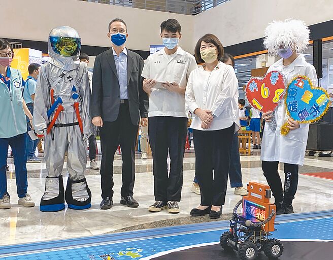 嘉義市長黃敏惠（右二）宣布科學168博覽會7月21日登場。（廖素慧攝）