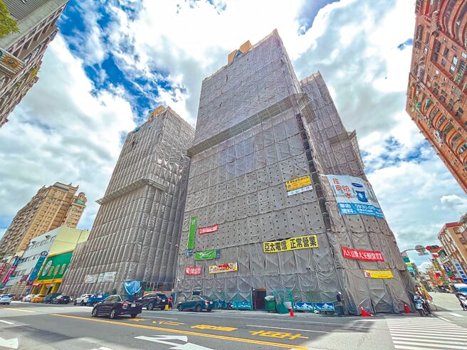 高雄市规模最大「整建维护」案例、钻石双星大厦11月即将完工，174户住户、每户花费仅15万元不到，33年老屋外观得以焕然一新。（袁庭尧摄）