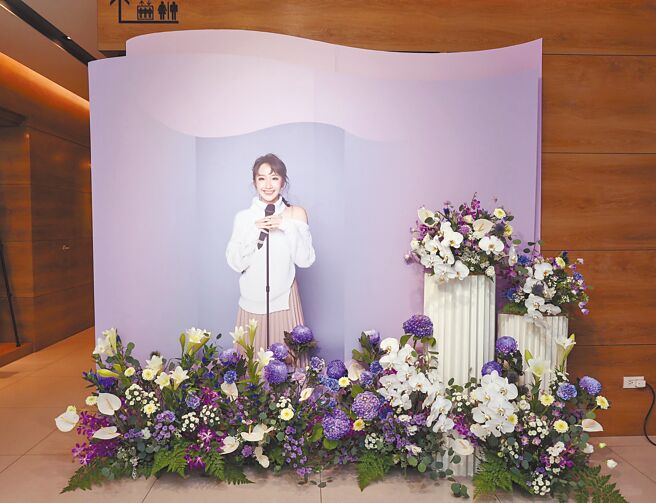朱俐静追思会场看板布满紫白色系花卉。（罗永铭摄）