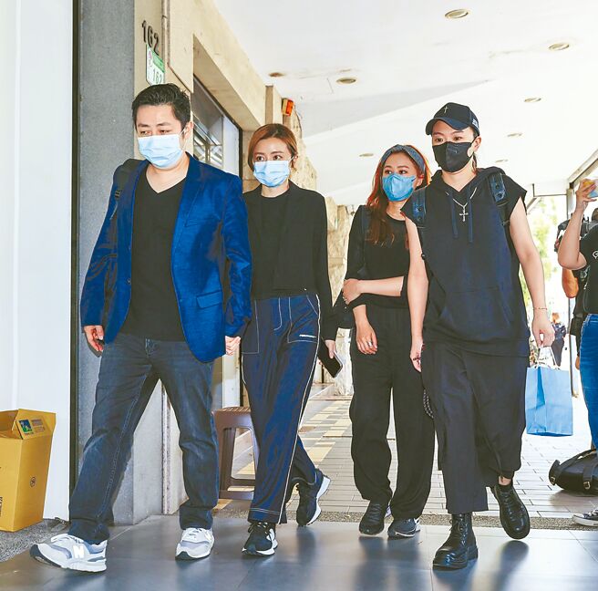 艾成（左）、王瞳昨表情严肃步入会馆。（罗永铭摄）