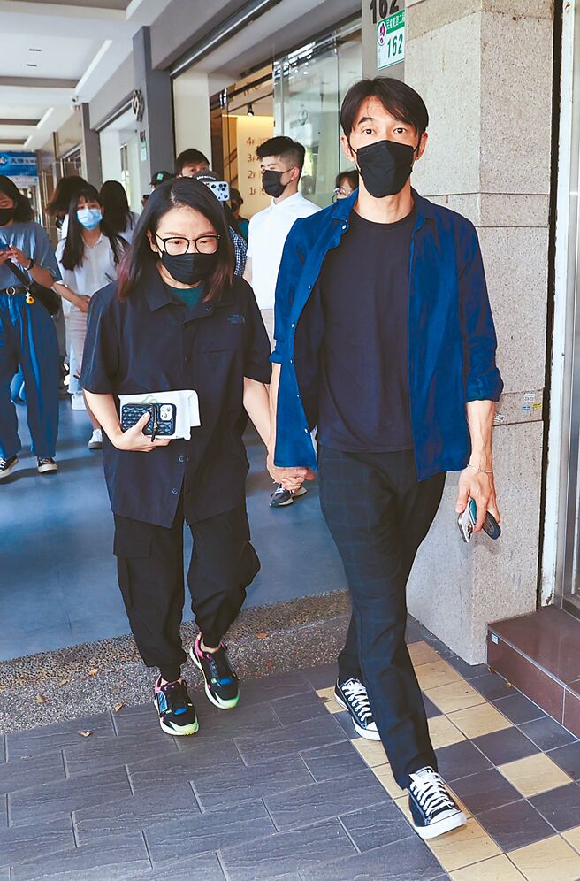 陶子（左）昨偕同老公李李仁快步走入会馆。（罗永铭摄）