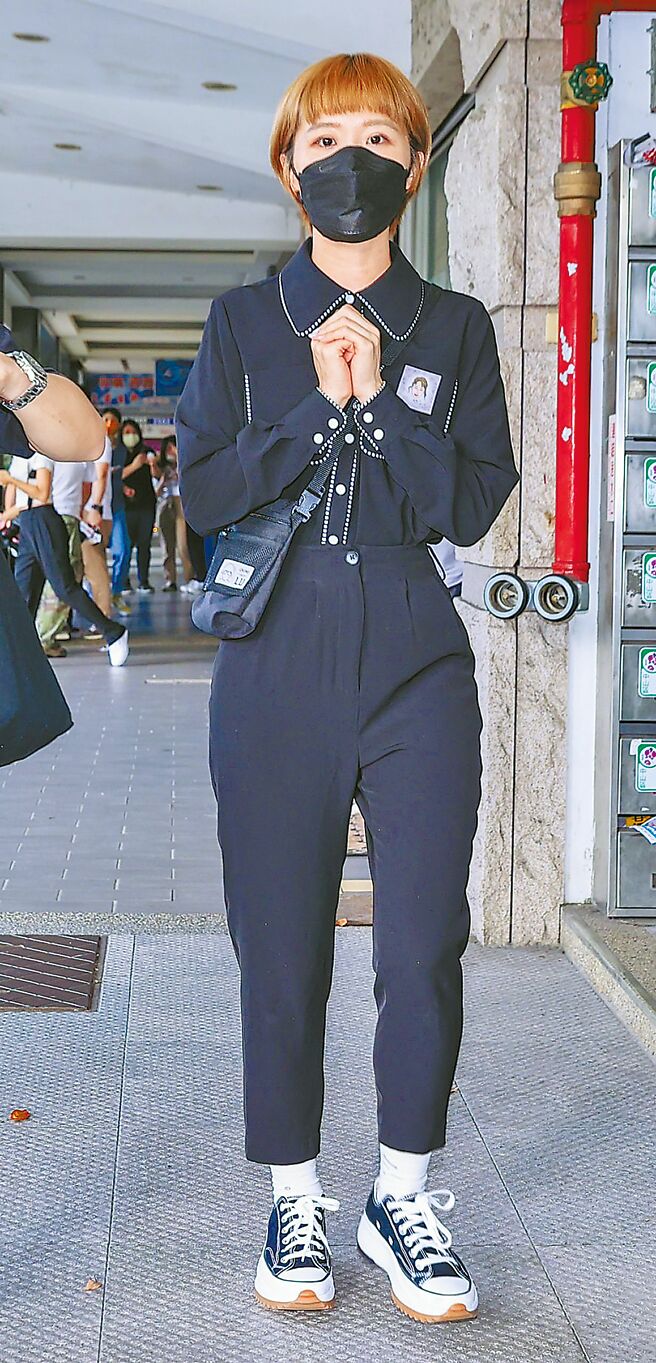 Lulu昨双手合十，代表家属向外界道谢。（罗永铭摄）