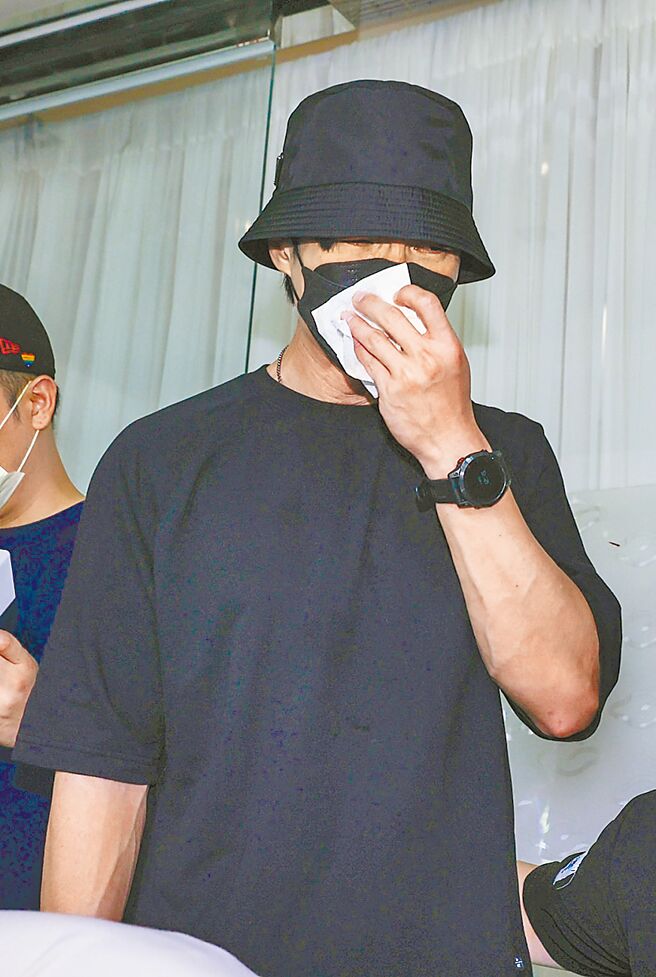 陈势安昨吊唁好友泣不成声。（罗永铭摄）