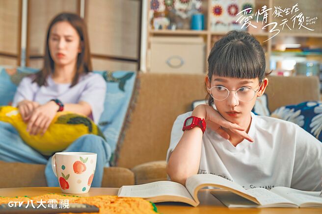 孟耿如（右）在剧中饰演「假面闺蜜」，坦言私下也不太喜欢有公主病的女生。（八大提供）