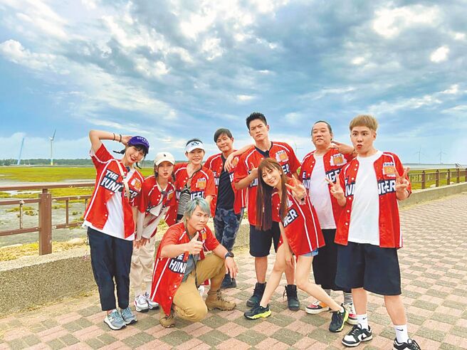 峮峮（左起）、蔡黃汝（豆花妹）、王仁甫、狄鶯、孫協志、許孟哲、篠崎泫、阿龐、林進一起在《飢餓遊戲》裡玩遊戲闖關。（中視提供）