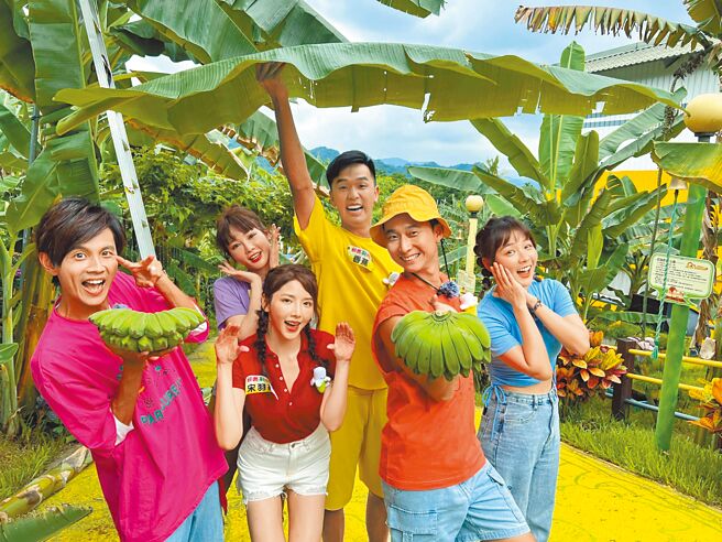阿翔（前排左起）、宋羽荮、浩子、篮篮、舒子晨（后排左起）、香蕉体验蕉农生活。（民视提供）