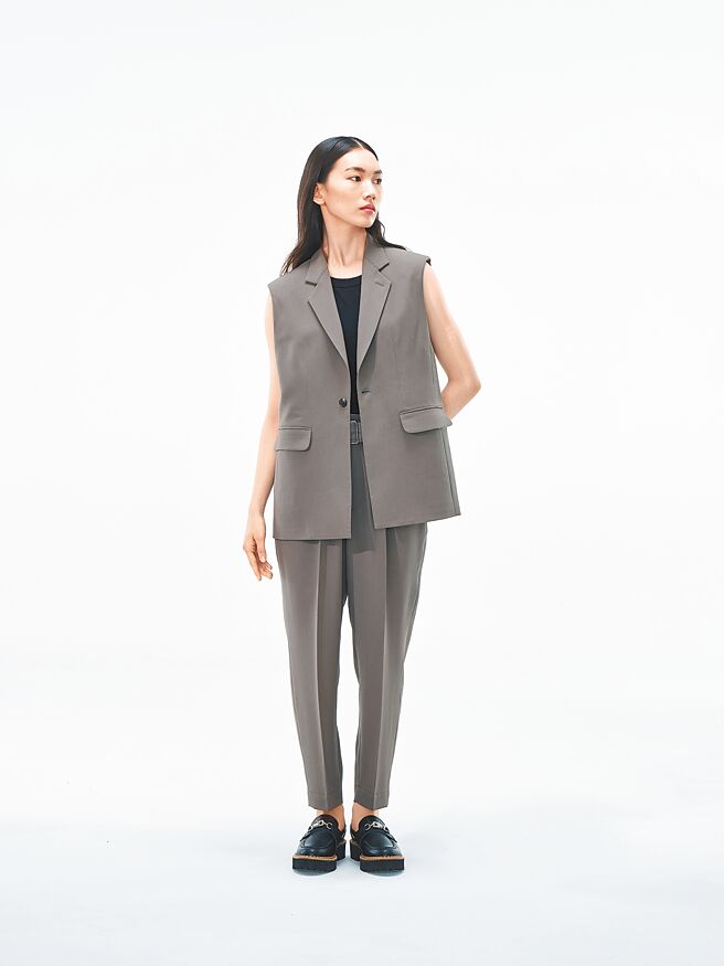 ZUCCa沁夏仿毛西装领背心1万5600元、平织圆领背心3200元、沁夏仿毛腰带锥形裤1万600元。（ZUCCa提供）