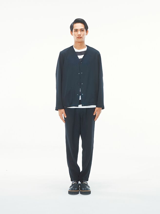 ZUCCa沁夏仿毛V领开扣外套1万4600元、平织圆领短袖上衣4600元、仿毛锥形裤1万200元。（ZUCCa提供）