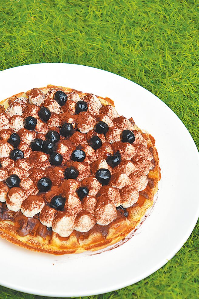 比漾广场B2引进健康轻食「咿啵哟法式提拉米苏松饼」。（比漾广场提供）