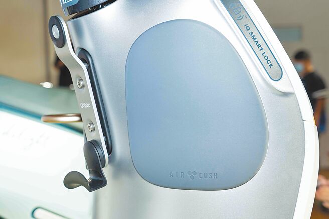 Gogoro Delight膝部的AIRCUSH緩衝飾板。（石智中攝）