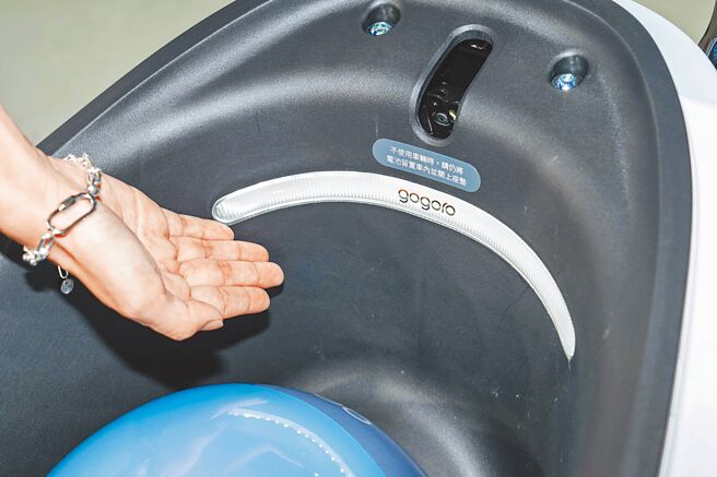 Gogoro Delight車廂U型照明燈。（石智中攝）