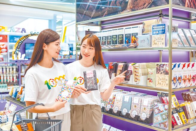7-11亚万门市首创「精品巧克力专区」，引进欧美顶级巧克力。（7-11提供）
