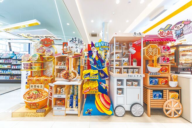 7-11亚万门市将商品货架设计得更缤纷有趣。（7-11提供）