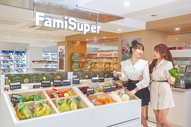 全家FamiSuper超市店规画专区贩售生鲜冷冻肉品，让民眾就近买食材。（全家提供）