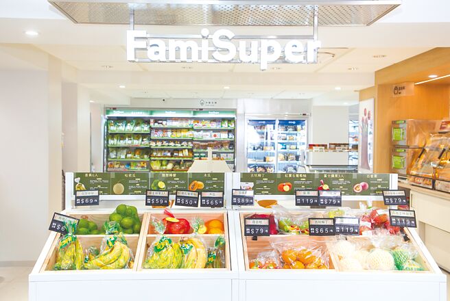 全家FamiSuper超市店採白色调及大空间营造质感环境，预计今年展店15间。（全家提供）