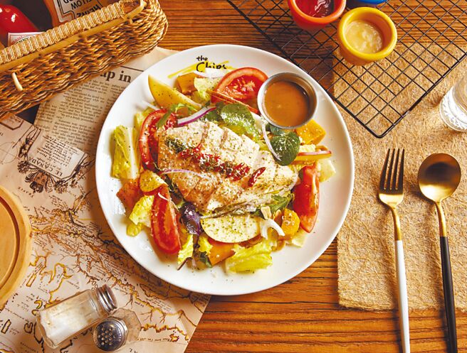 Global Mall板桥车站店的The Chips「辣味低温舒肥鸡+拿铁」，原价470元，优惠价450元。（Global Mall提供）