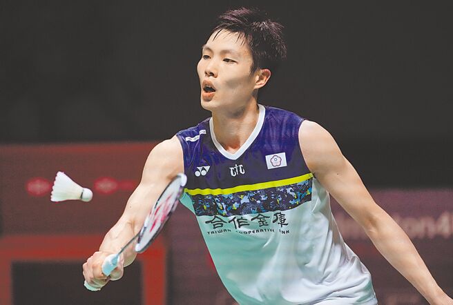 周天成经歷超过1小时的3局苦战，最终以21：14、20：22、18：21遭印度好手普兰诺伊逆转，无缘晋级男单8强。（美联社）