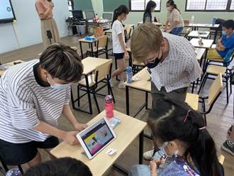 智慧閱讀結合雙語教學  育林國小教學生創作電子書