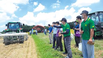 舉辦「低碳有機水稻生產模式觀摩會」 明道大學 聯合產官學促進農業永續經營