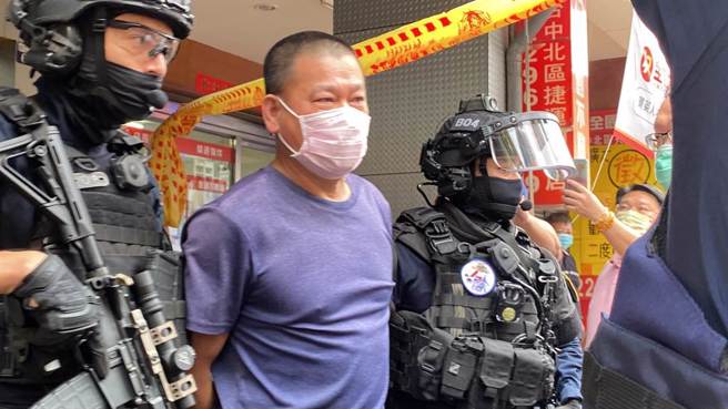 李鴻淵20年前就曾因傷害罪遭判刑，當時李酒後為停車問題與鄰居衝突，將對方掐脖壓制猛毆，事後還狡辯是對方先動手。(圖／張亦惠攝)