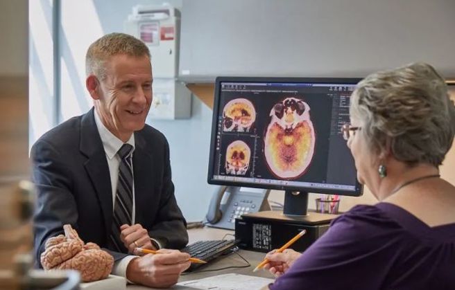 主持研究的舒兹博士（左）在研究论文中指出，降低阿兹海默症风险应该不是流感疫苗的特定效果，流感疫苗是否与阿兹海默症患者的进展速度有关，将是未来要进行的研究方向。（图／UTHealth Houston）