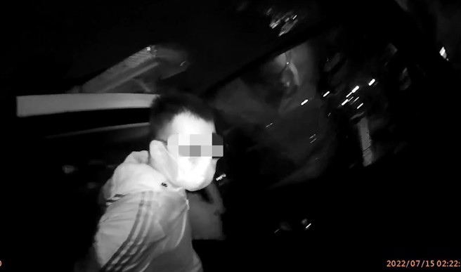 家住南投的男子身背「四条通」逃高雄躲藏，却在雨夜中忘开大灯引警盯上，反而栽在高雄。(高佩琦翻摄)