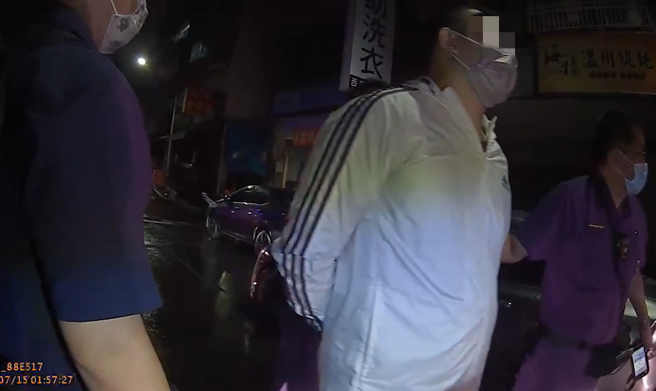 家住南投的男子身背「四条通」逃高雄躲藏，却在雨夜中忘开大灯引警盯上，反而栽在高雄。(高佩琦翻摄)