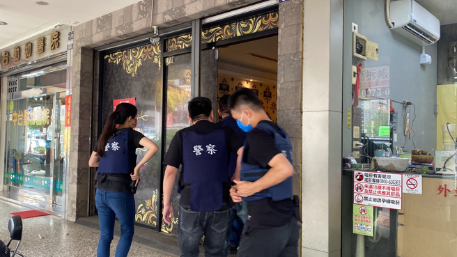 南投4死血案枪手落网，藏匿中清路养身馆遭重装警逮捕。(张亦惠摄)