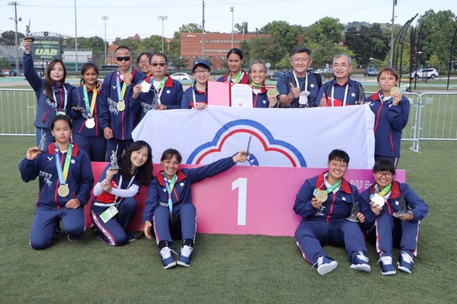 中華女子拔河隊開心展示金牌。(體育署提供)