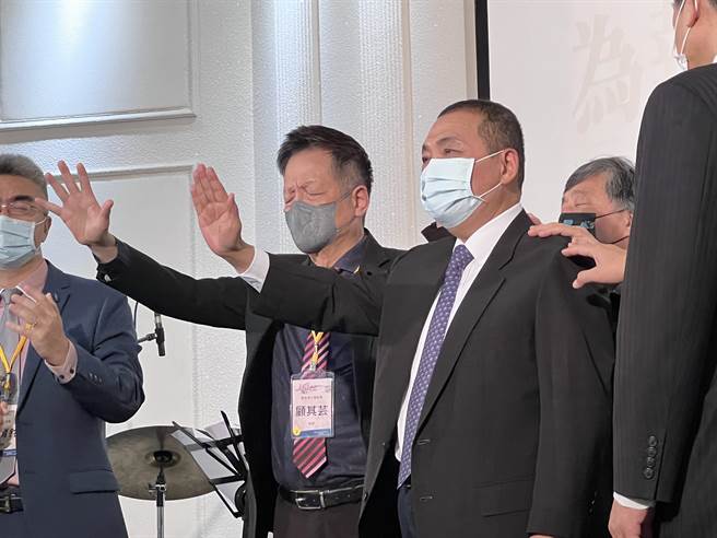 新北首次城巿祈禱早餐會今（16）日早上在於新店豪鼎飯店舉行，市長侯友宜率領市府團隊出席。（李奇叡攝）