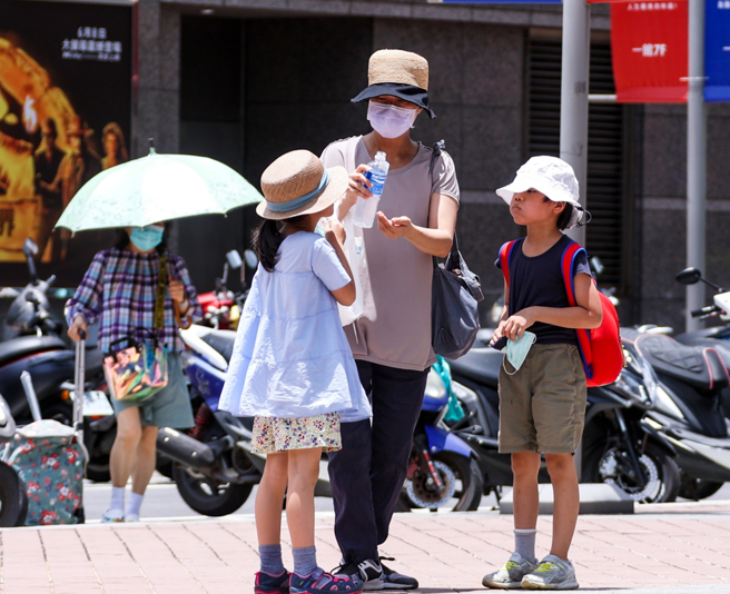 全台高溫炎熱，北部、東北部最高氣溫可達37度。（資料照）