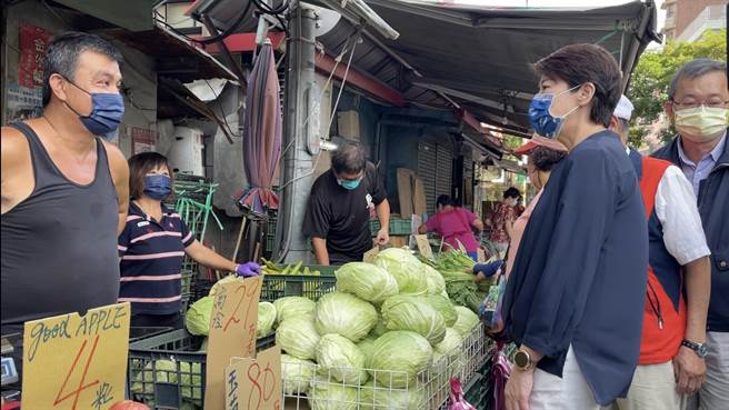 台北市副市长黄珊珊（右）16日视察南京公寓市场。（张芷瑜摄）