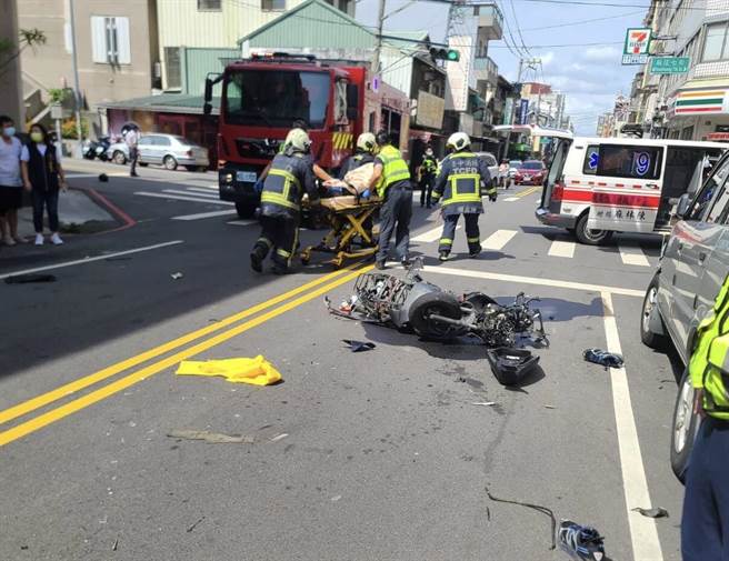 台中市北屯区后庄路今天上午发生一起严重车祸，机车严重变形，骑士卡车底失去生命迹象。（民眾提供／张亦惠台中传真）