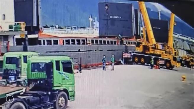 一艘停靠花蓮港14號碼頭貨船，當天吊掛大理石時，工人被石塊壓死。（警方提供）