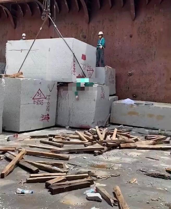 重達33噸重的方形大理石材重壓在工人身上，下半身成「肉泥」。（民眾提供）