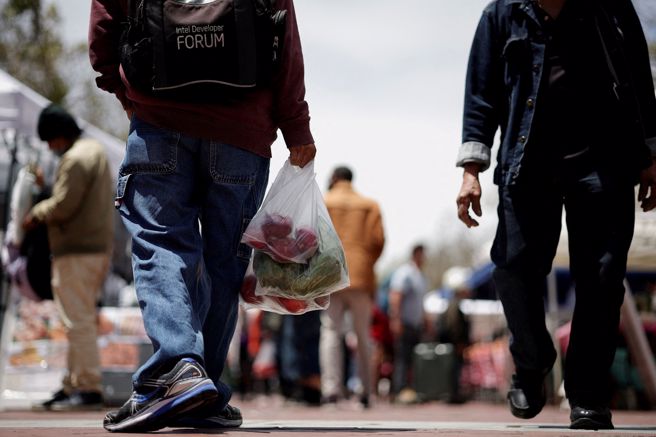 面对40年来最快速激增的通膨，许多民眾感到悲观。(图／路透社)