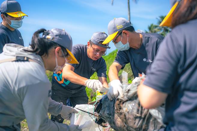 企业志工协助案家整理家后方海岸边的人为垃圾，还给大自然一个乾净无暇的环境(远雄文教公益基金会提供)
