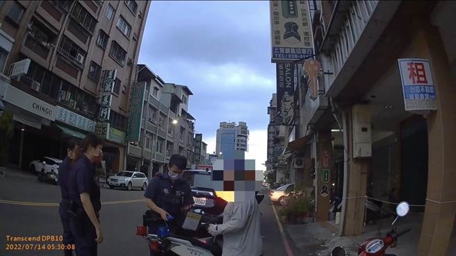 石女所载的后座乘客未戴安全帽，上前拦查后发现2人酒气浓厚，酒测值达到0.50，警方依《公共危险罪》带回侦办。（高市苓雅分局提供／杨舒婷高雄传真）