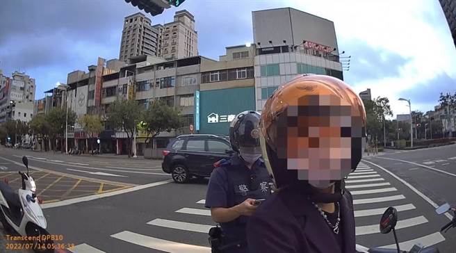 员警在返回派出所途中等红绿灯时，又看见李女骑车不稳，尾随至中山与四维路口将她拦查，酒测后酒测值达到0.59。（高市苓雅分局提供／杨舒婷高雄传真）