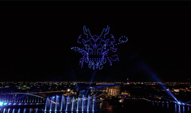 故宫南院无人机秀「明永乐青花穿莲龙纹天球瓶」的「龙首」开场。（故宫南院提供／廖素慧嘉县报导）