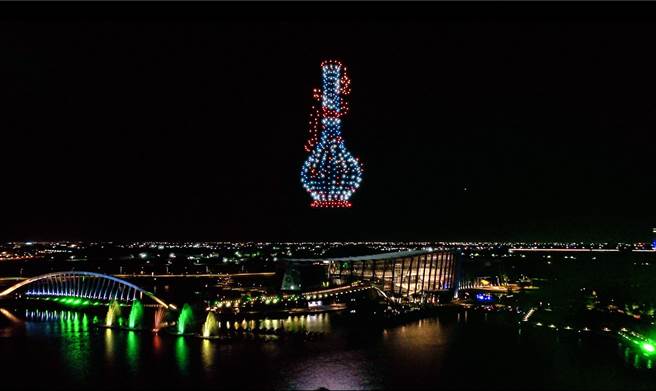 故宫南院无人机秀「掐丝珐琅番莲纹瓶」。（故宫南院提供／廖素慧嘉县报导）