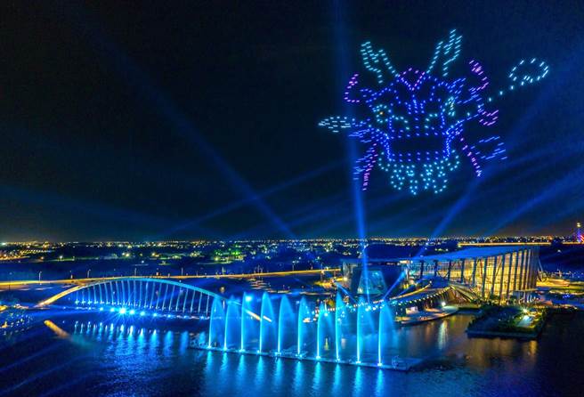 故宫南院无人机秀「龙首」搭配声光水舞秀。（故宫南院提供／廖素慧嘉县报导）