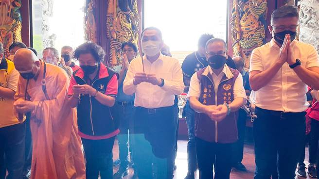 明天为观世音菩萨成道纪念日，新北市长侯友宜今日上午前往五股贺圣宫参拜、祈福。（吕健豪摄）