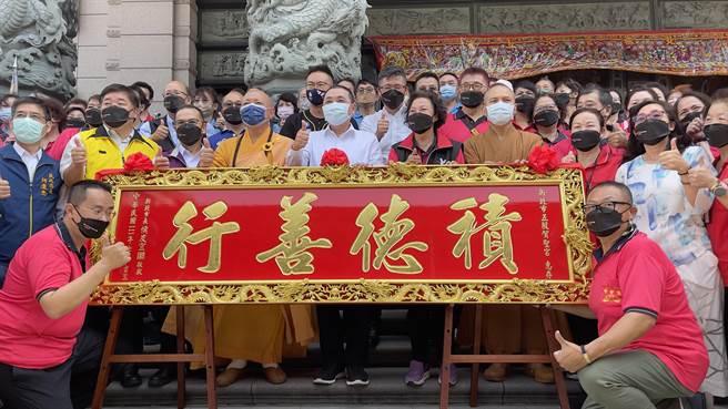 侯友宜捐赠「积德善行」匾额，感谢贺圣宫多年来热心公益、关怀弱势。（吕健豪摄）