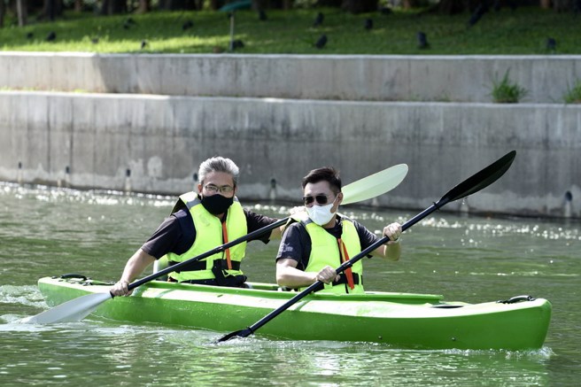 台中市立委江启臣(右)与台中市运动局局长李昱叡一同体验轻艇运动。(台中市运动局提供)